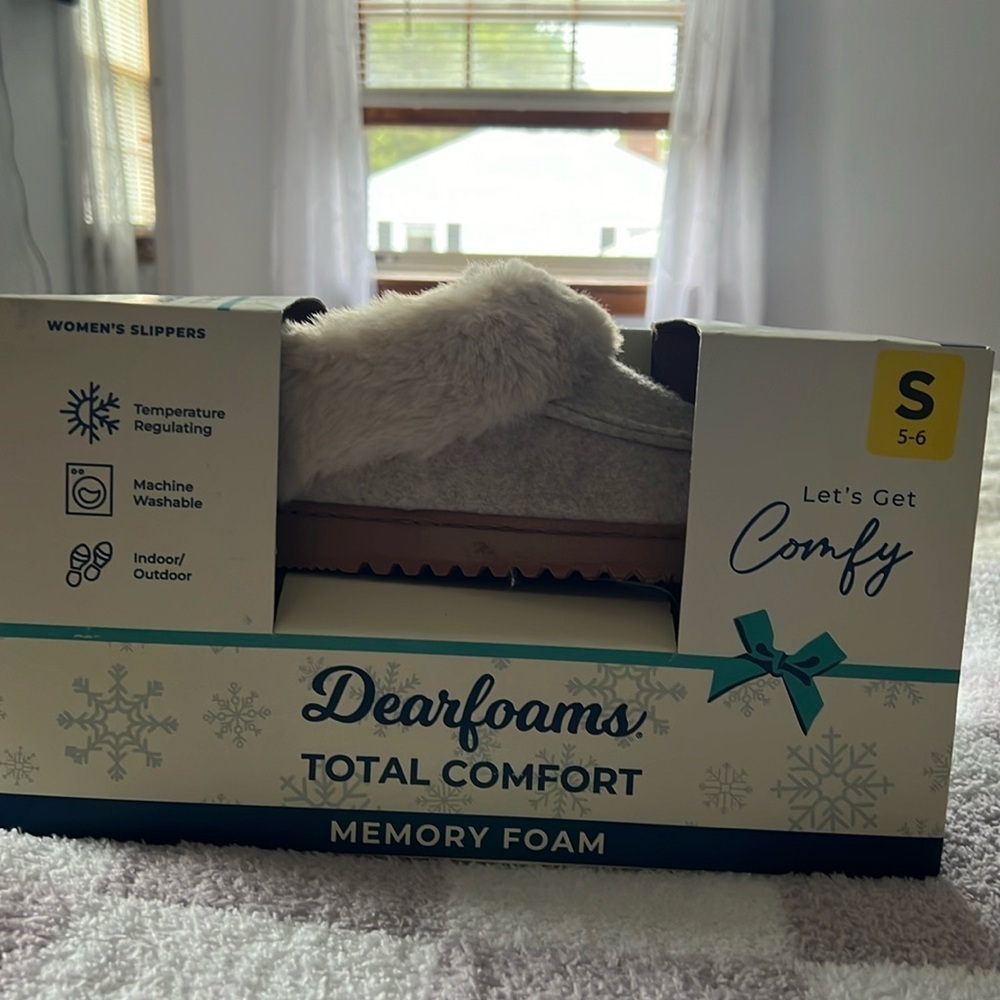 🥶 Dearfoams total comfort slippers